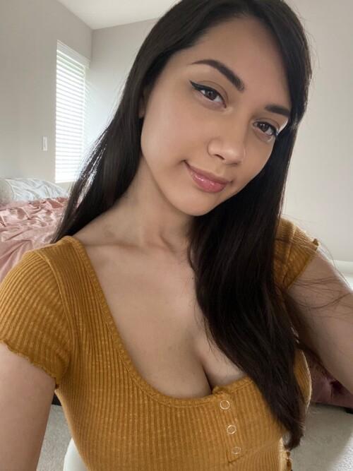 Delightfulhug Instagram girl
