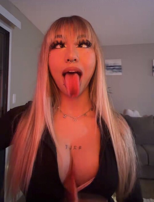 Atowerss Instagram girl
